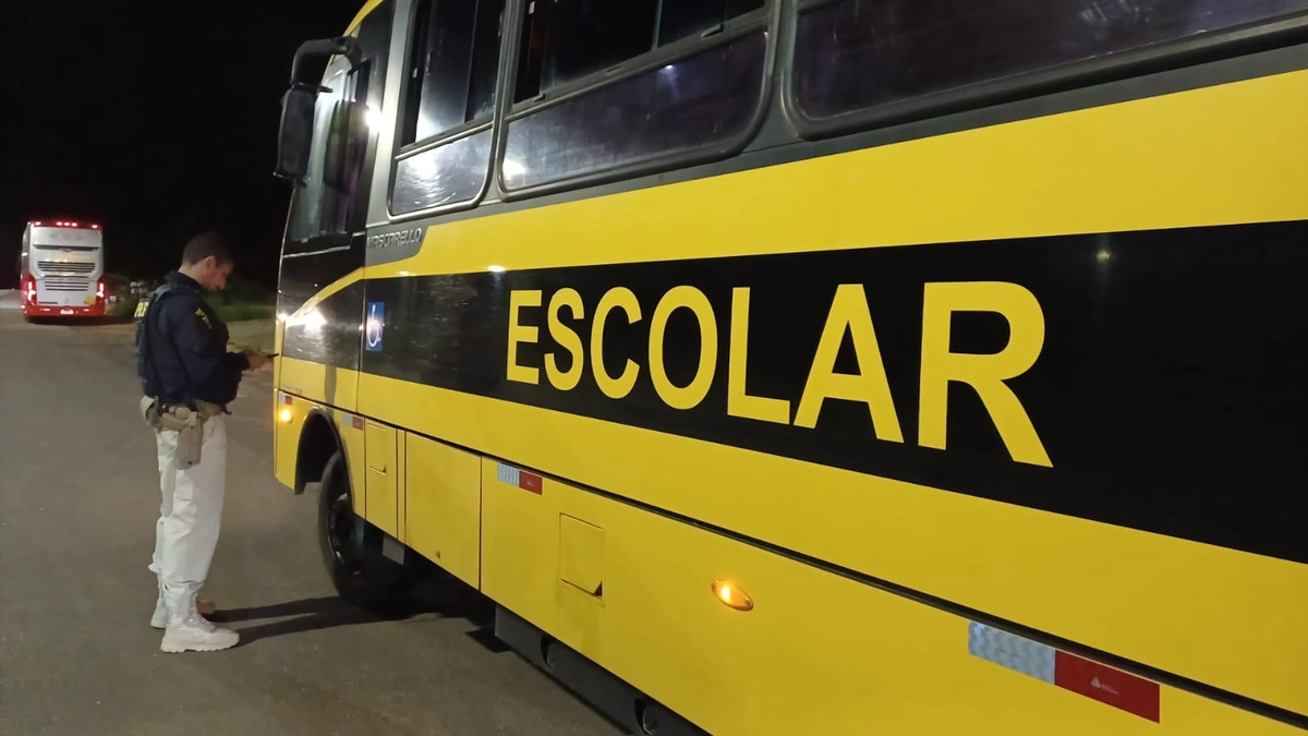 Motorista é autuado por irregularidades em ônibus escolar na BR-316, em Teresina