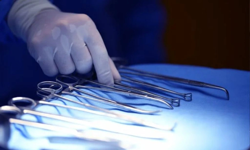 Mulher convence marido a vender rim, rouba o dinheiro e foge com amante