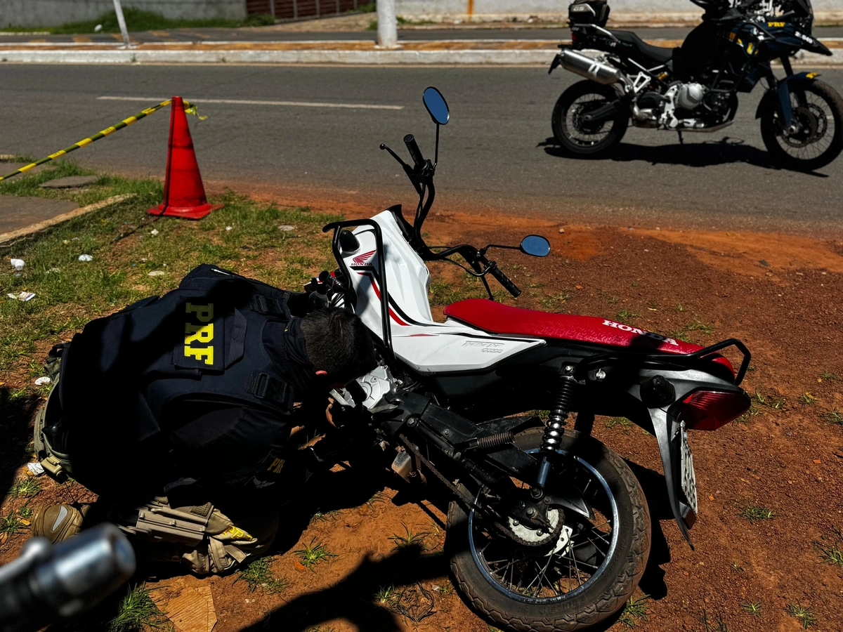 Mulher sem capacete é presa com motocicleta roubada na BR-343, em Piracuruca