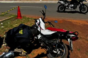 Mulher sem capacete é presa com motocicleta roubada na BR-343, em Piracuruca (Foto: Divulgação/PRF)