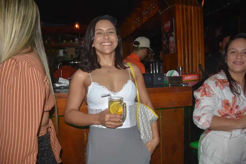 Noite animada no Locomotiva Irish Pub reúne a galera jovem; veja fotos Noite animada no Locomotiva Irish Pub reúne a galera jovem; veja fotos