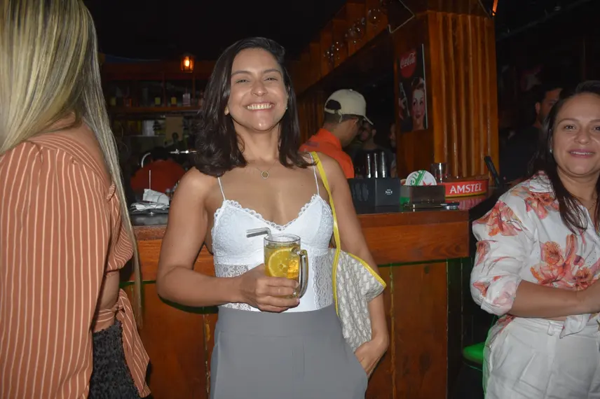 Noite animada no Locomotiva Irish Pub reúne a galera jovem; veja fotos
