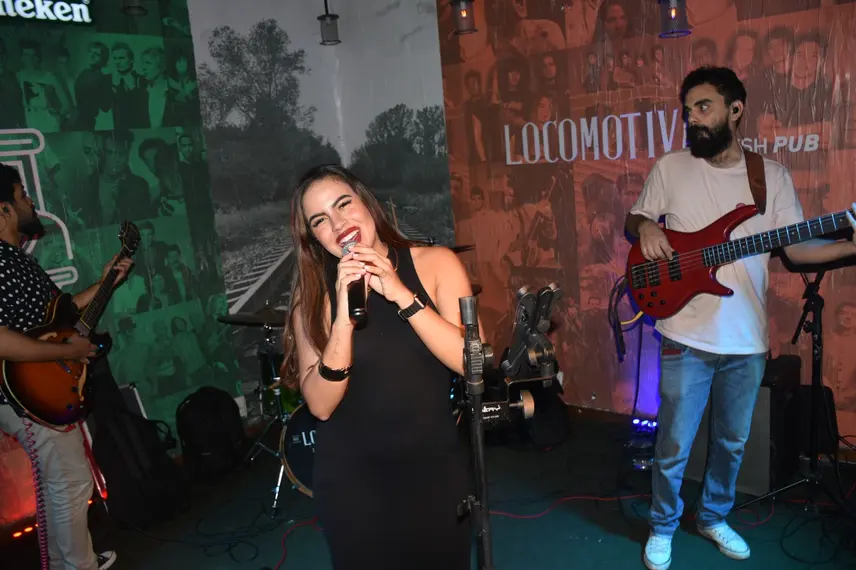 Noite animada no Locomotiva Irish Pub reúne a galera jovem; veja fotos