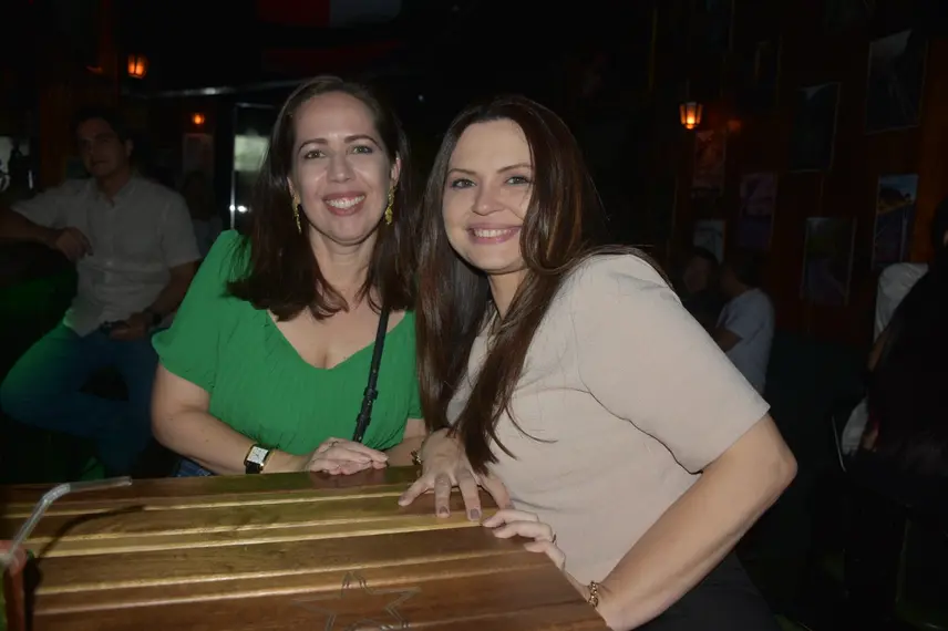 Noite animada no Locomotiva Irish Pub reúne a galera jovem; veja fotos