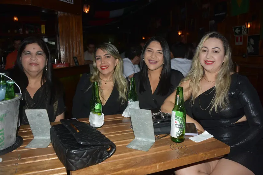 Noite animada no Locomotiva Irish Pub reúne a galera jovem; veja fotos