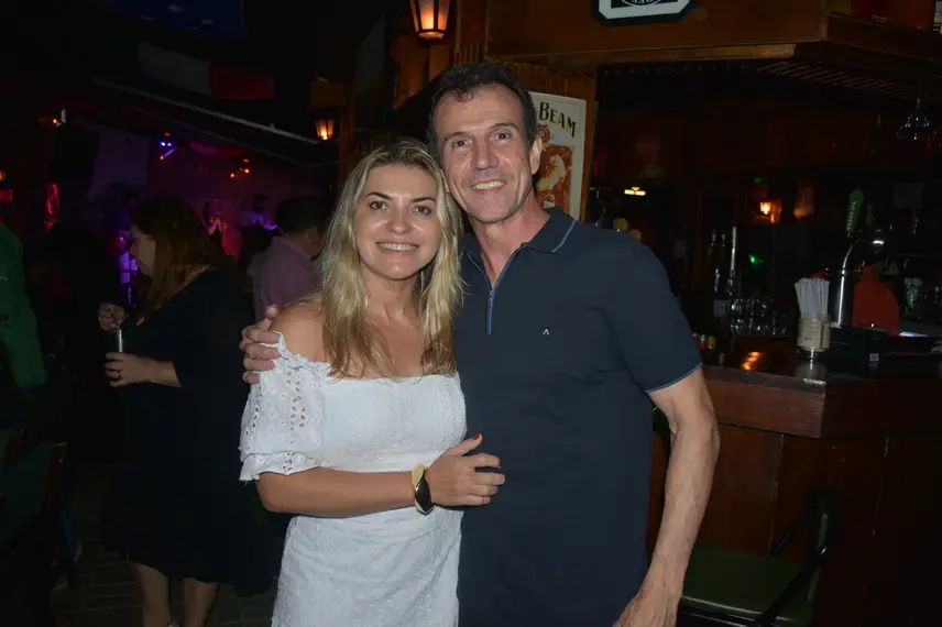 Noite animada no Locomotiva Irish Pub reúne a galera jovem; veja fotos