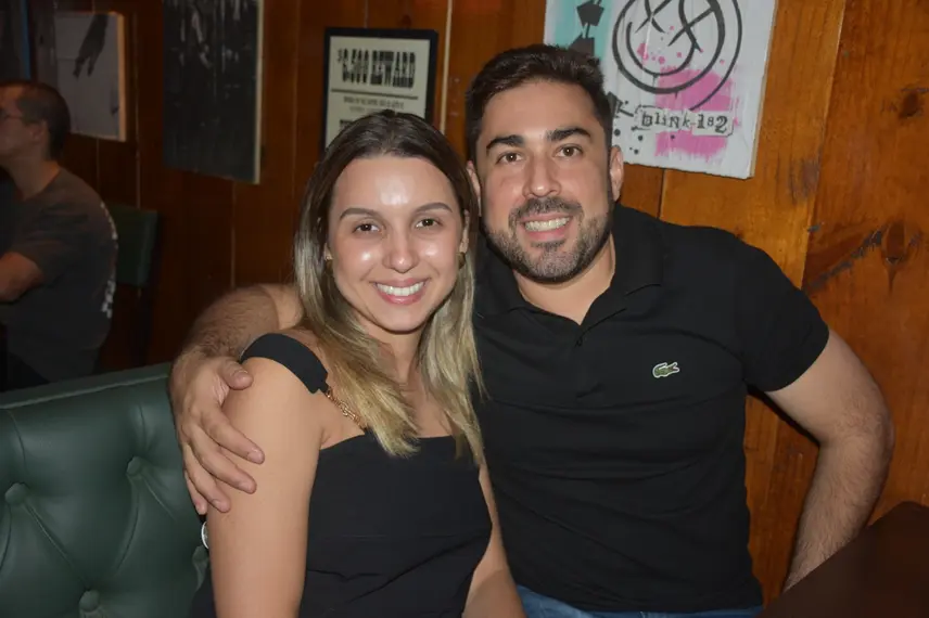 Noite animada no Locomotiva Irish Pub reúne a galera jovem; veja fotos