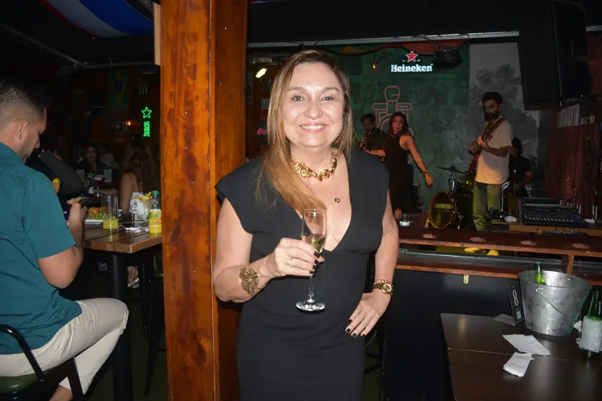 Noite animada no Locomotiva Irish Pub reúne a galera jovem; veja fotos