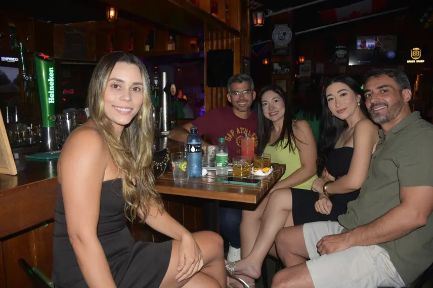 Noite animada no Locomotiva Irish Pub reúne a galera jovem; veja fotos