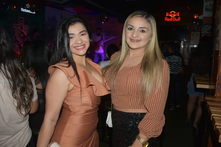 Noite animada no Locomotiva Irish Pub reúne a galera jovem; veja fotos