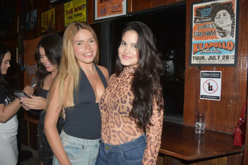 Noite animada no Locomotiva Irish Pub reúne a galera jovem; veja fotos