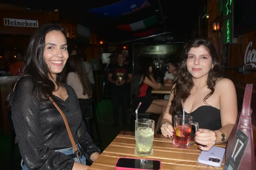 Noite animada no Locomotiva Irish Pub reúne a galera jovem; veja fotos Noite animada no Locomotiva Irish Pub reúne a galera jovem; veja fotos