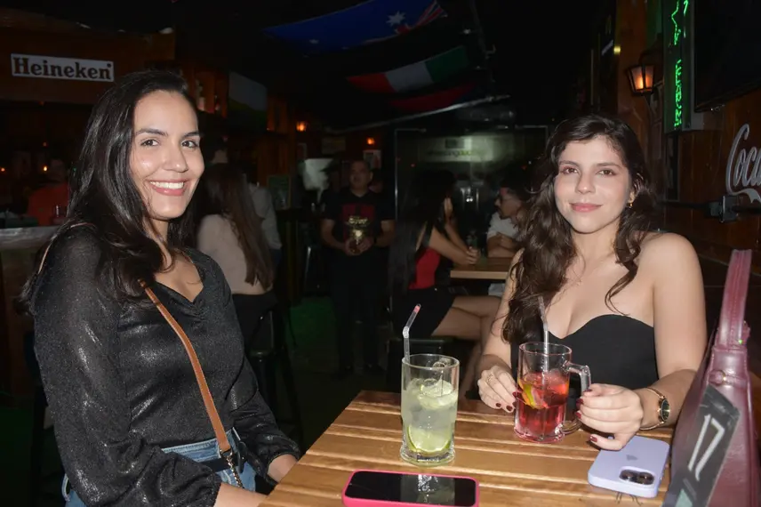 Noite animada no Locomotiva Irish Pub reúne a galera jovem; veja fotos