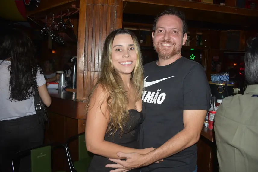 Noite animada no Locomotiva Irish Pub reúne a galera jovem; veja fotos