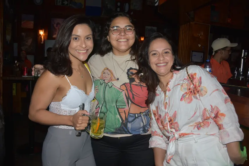 Noite animada no Locomotiva Irish Pub reúne a galera jovem; veja fotos