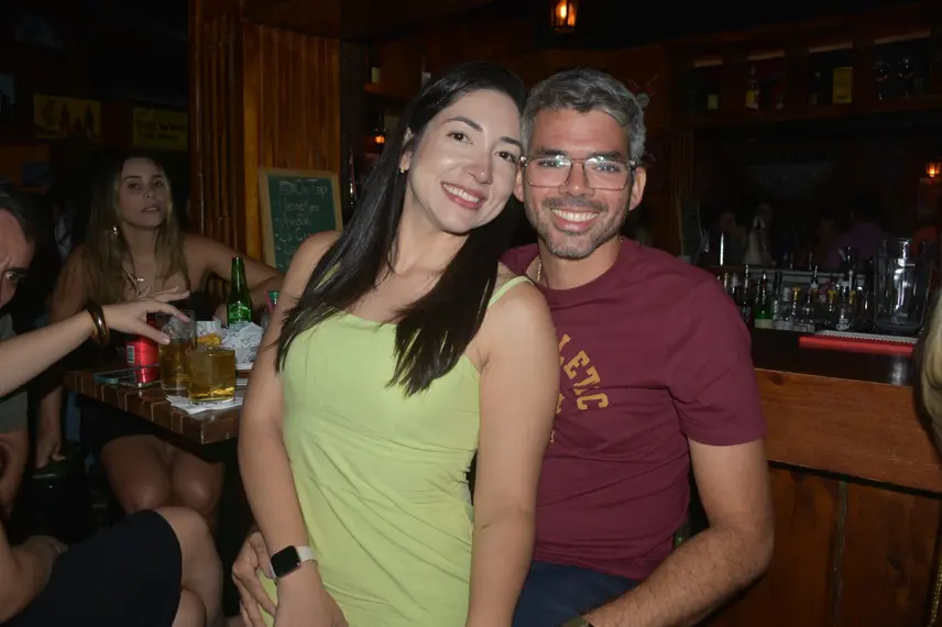 Noite animada no Locomotiva Irish Pub reúne a galera jovem; veja fotos