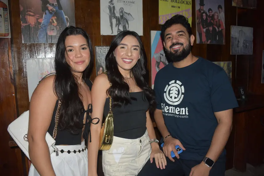 Noite animada no Locomotiva Irish Pub reúne a galera jovem; veja fotos
