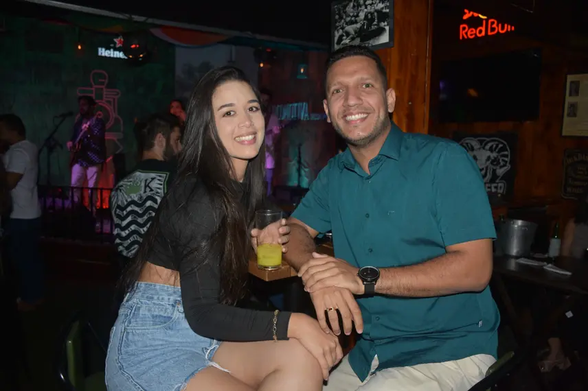 Noite animada no Locomotiva Irish Pub reúne a galera jovem; veja fotos