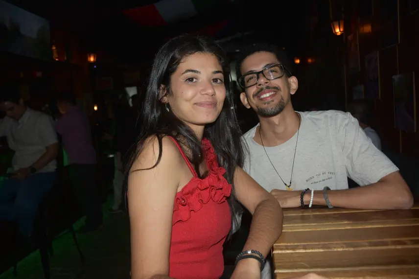 Noite animada no Locomotiva Irish Pub reúne a galera jovem; veja fotos