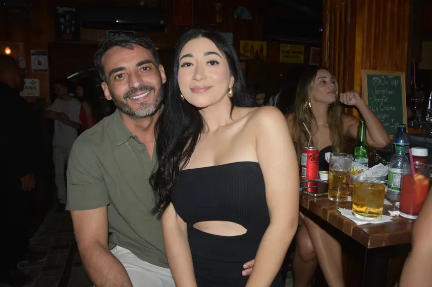 Noite animada no Locomotiva Irish Pub reúne a galera jovem; veja fotos