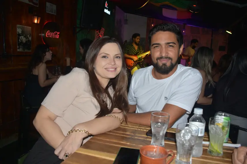 Noite animada no Locomotiva Irish Pub reúne a galera jovem; veja fotos