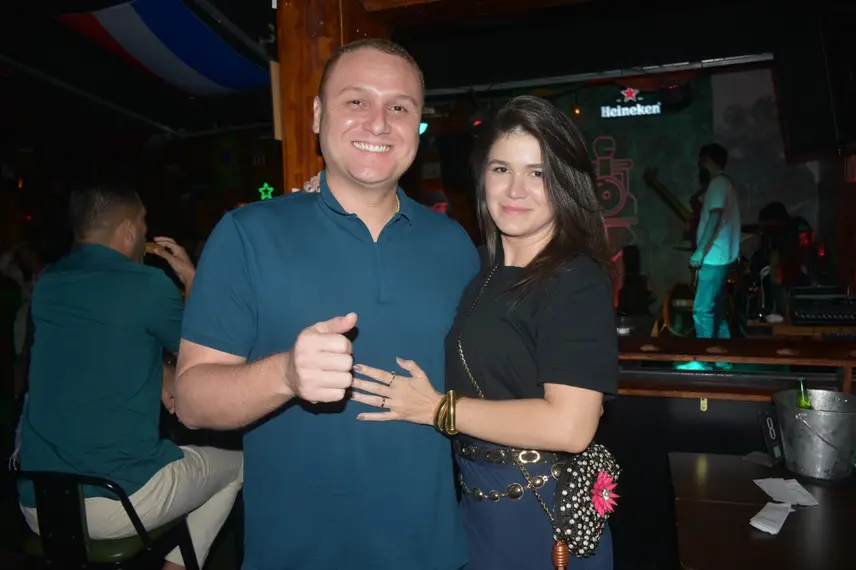 Noite animada no Locomotiva Irish Pub reúne a galera jovem; veja fotos