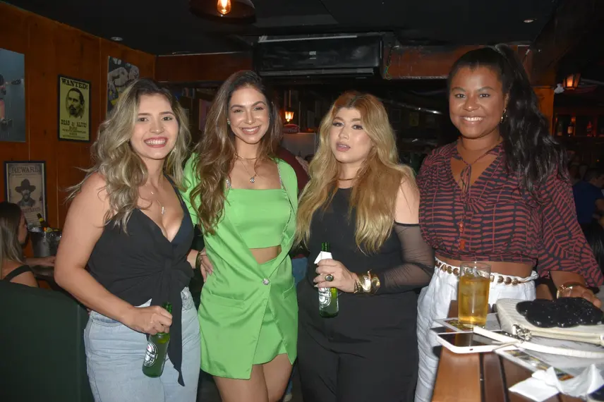 Noite animada no Locomotiva Irish Pub reúne a galera jovem; veja fotos