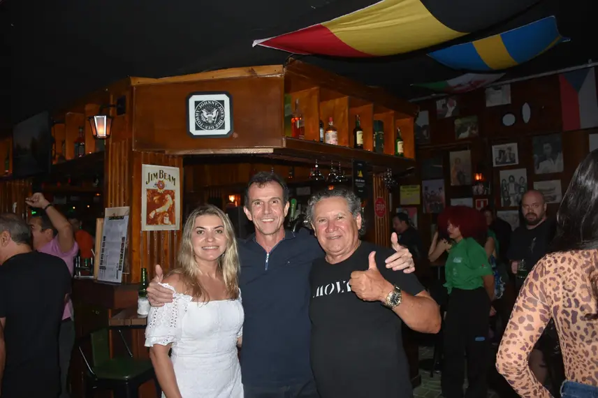Noite animada no Locomotiva Irish Pub reúne a galera jovem; veja fotos Noite animada no Locomotiva Irish Pub reúne a galera jovem; veja fotos