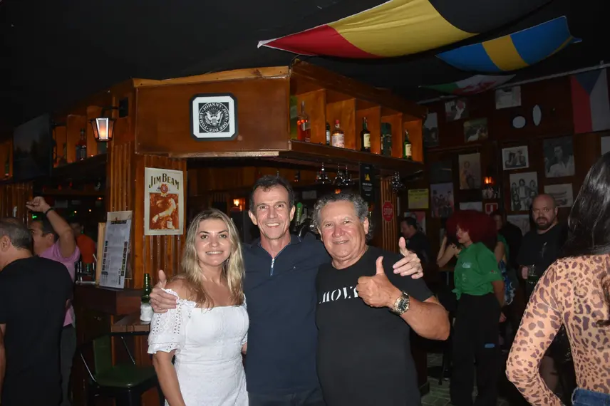 Noite animada no Locomotiva Irish Pub reúne a galera jovem; veja fotos