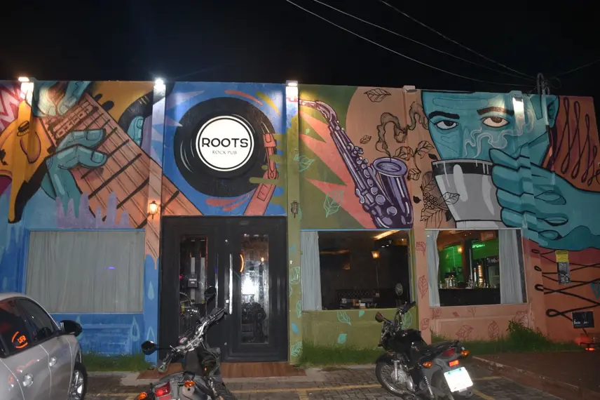 Noite de karaokê no Roots Rock Pub reúne jovens na zona Leste de Teresina