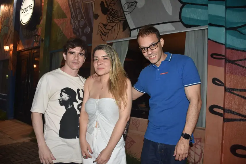 Noite de karaokê no Roots Rock Pub reúne jovens na zona Leste de Teresina