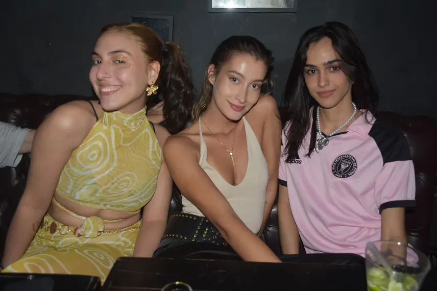 Noite de karaokê no Roots Rock Pub reúne jovens na zona Leste de Teresina