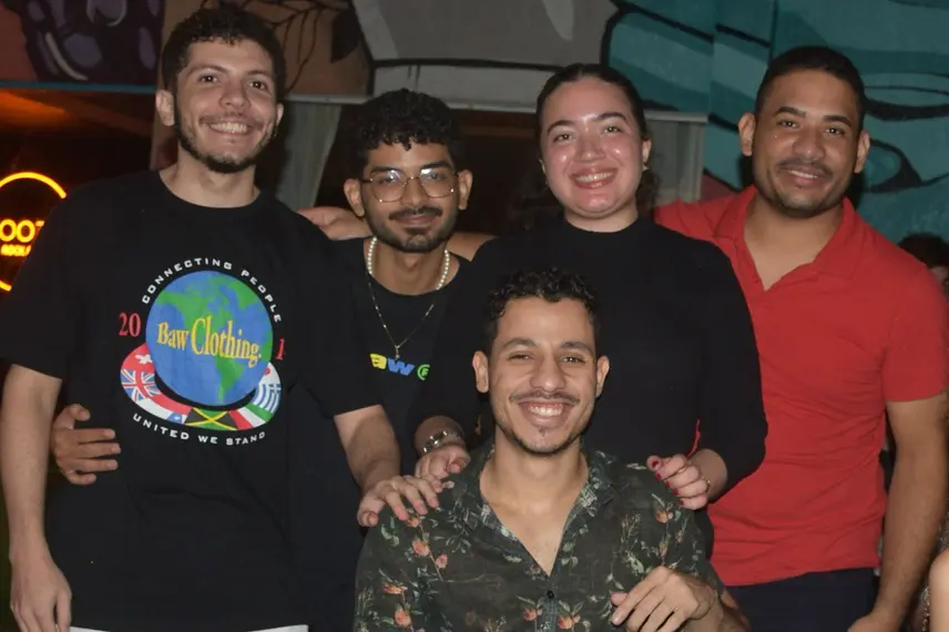 Noite de karaokê no Roots Rock Pub reúne jovens na zona Leste de Teresina