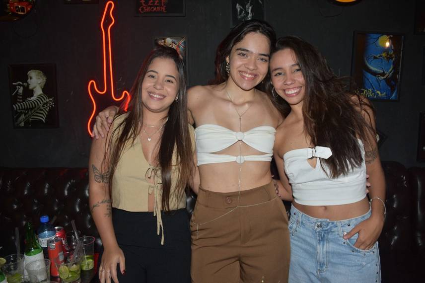 Noite de karaokê no Roots Rock Pub reúne jovens na zona Leste de Teresina