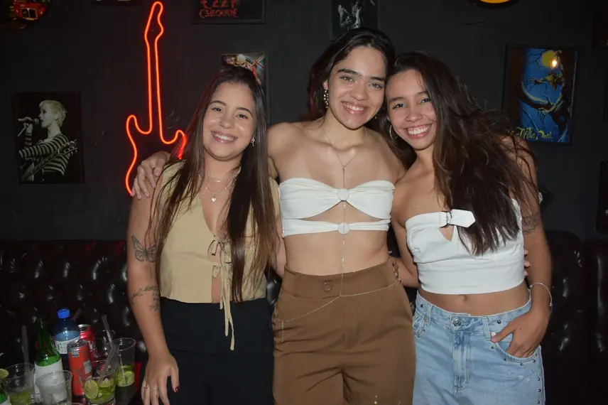 Noite de karaokê no Roots Rock Pub reúne jovens na zona Leste de Teresina