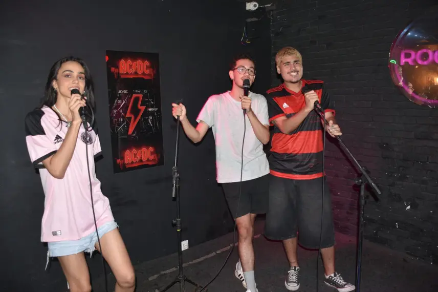 Noite de karaokê no Roots Rock Pub reúne jovens na zona Leste de Teresina