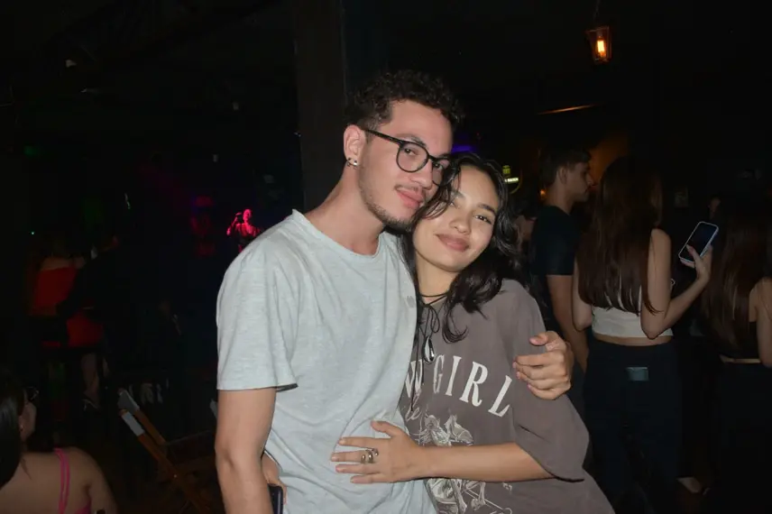 Noite de karaokê no Roots Rock Pub reúne jovens na zona Leste de Teresina