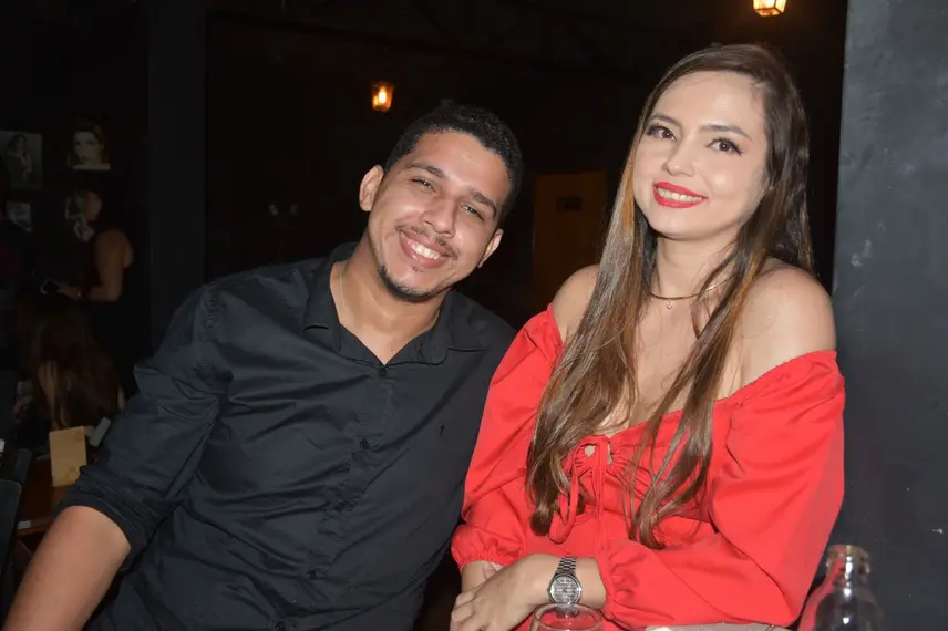 Noite de karaokê no Roots Rock Pub reúne jovens na zona Leste de Teresina