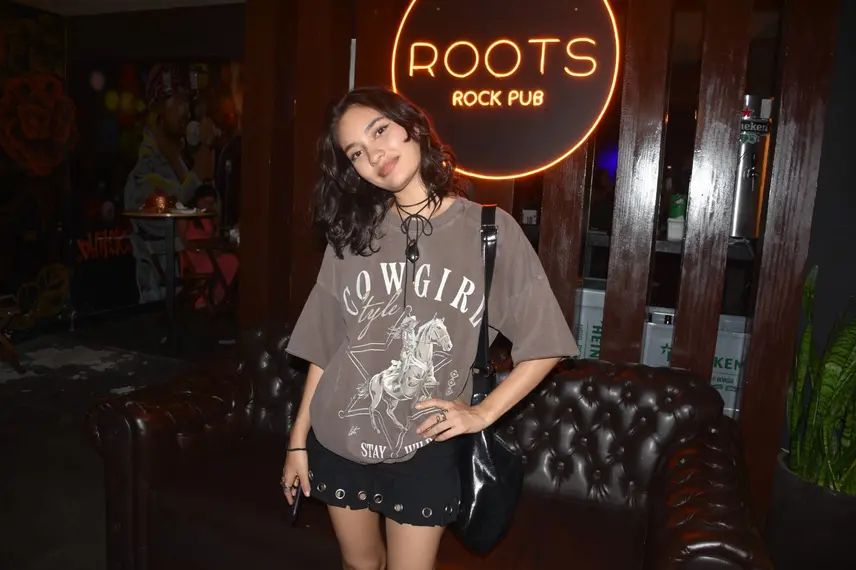 Noite de karaokê no Roots Rock Pub reúne jovens na zona Leste de Teresina