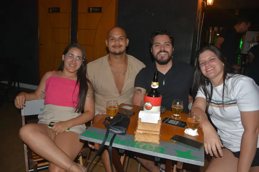 Noite de karaokê no Roots Rock Pub reúne jovens na zona Leste de Teresina