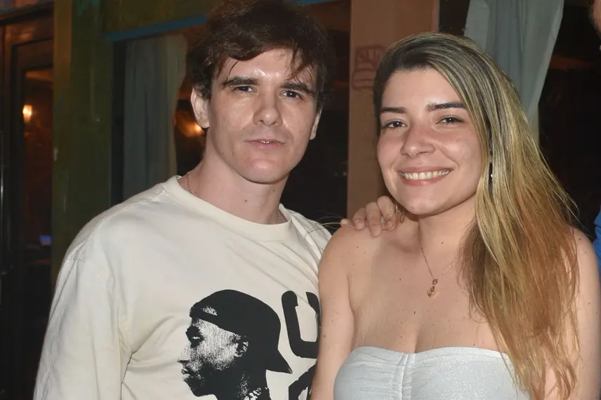 Noite de karaokê no Roots Rock Pub reúne jovens na zona Leste de Teresina