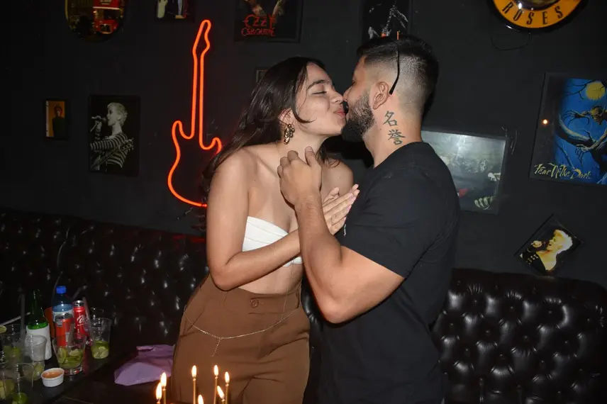 Noite de karaokê no Roots Rock Pub reúne jovens na zona Leste de Teresina