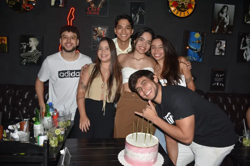 Noite de karaokê no Roots Rock Pub reúne jovens na zona Leste de Teresina