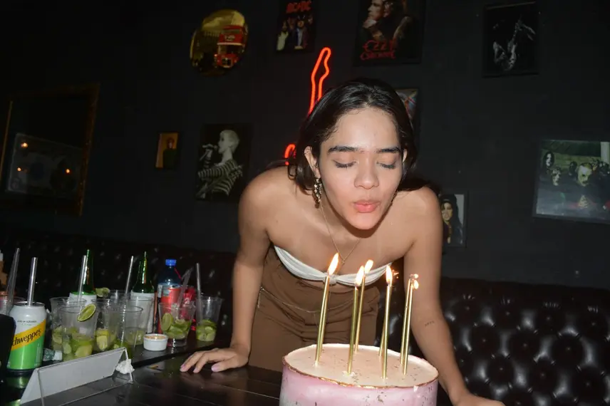 Noite de karaokê no Roots Rock Pub reúne jovens na zona Leste de Teresina