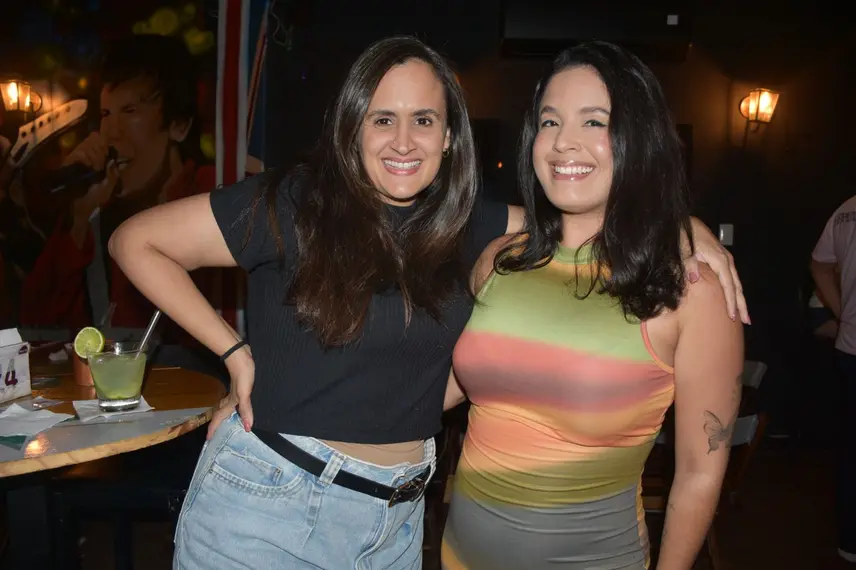 Noite de karaokê no Roots Rock Pub reúne jovens na zona Leste de Teresina