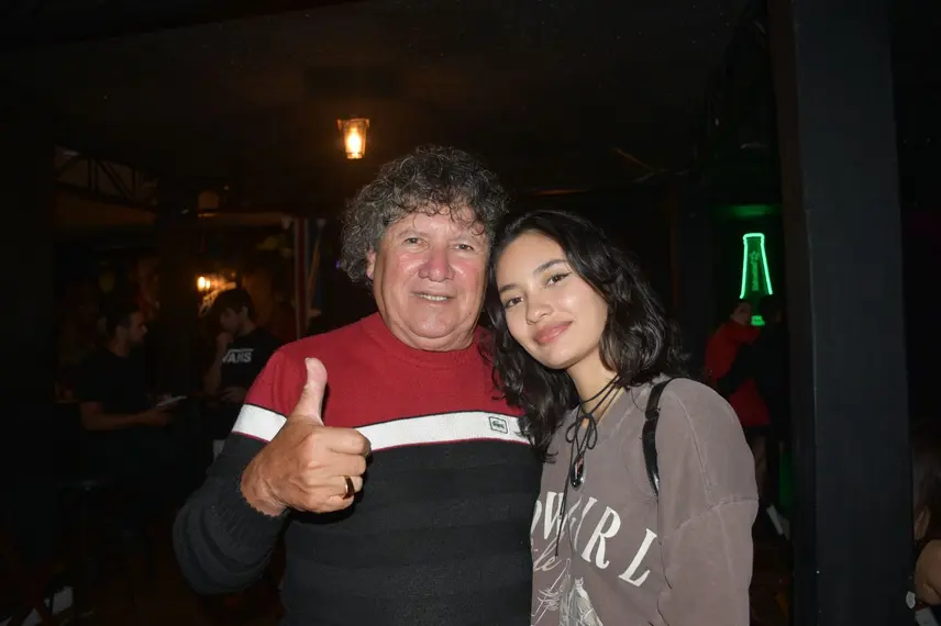 Noite de karaokê no Roots Rock Pub reúne jovens na zona Leste de Teresina