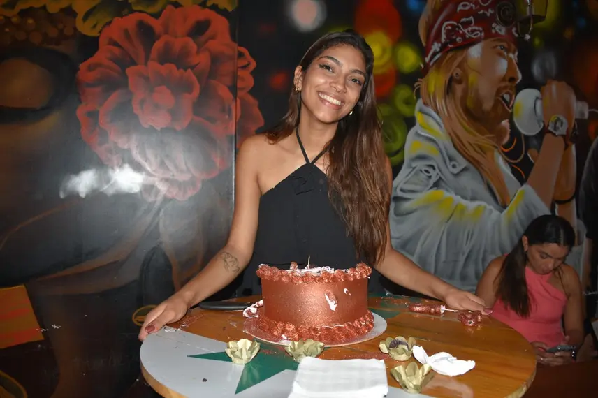 Noite de karaokê no Roots Rock Pub reúne jovens na zona Leste de Teresina