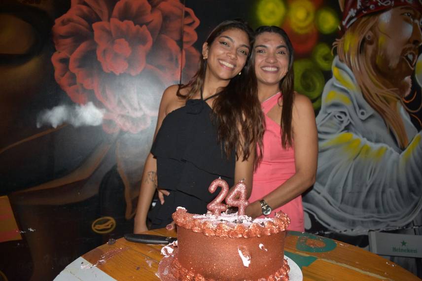 Noite de karaokê no Roots Rock Pub reúne jovens na zona Leste de Teresina