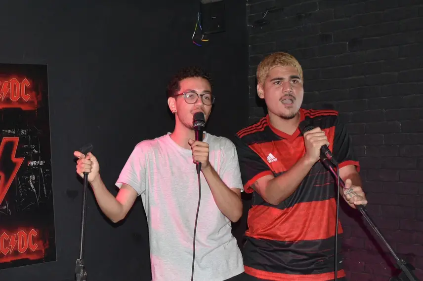 Noite de karaokê no Roots Rock Pub reúne jovens na zona Leste de Teresina