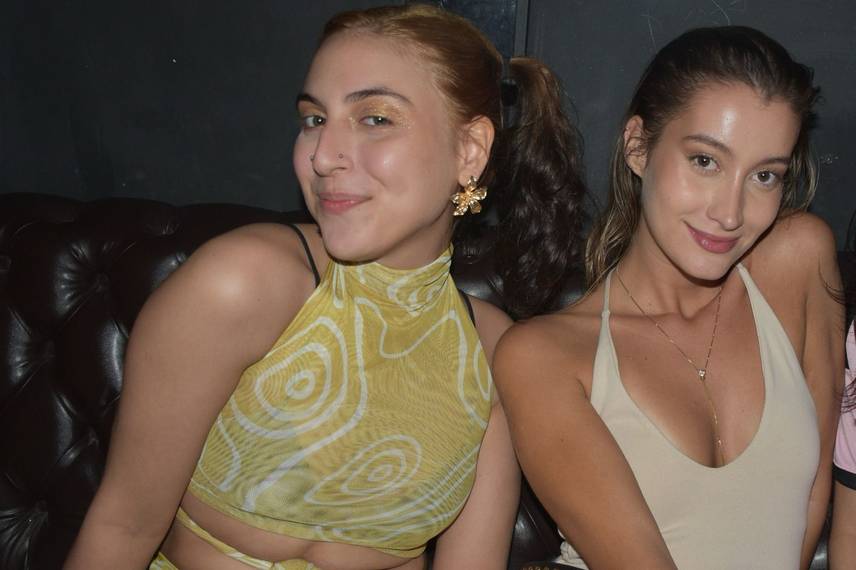 Noite de karaokê no Roots Rock Pub reúne jovens na zona Leste de Teresina